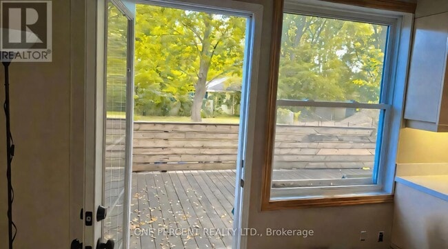 Building Photo - 873 William St