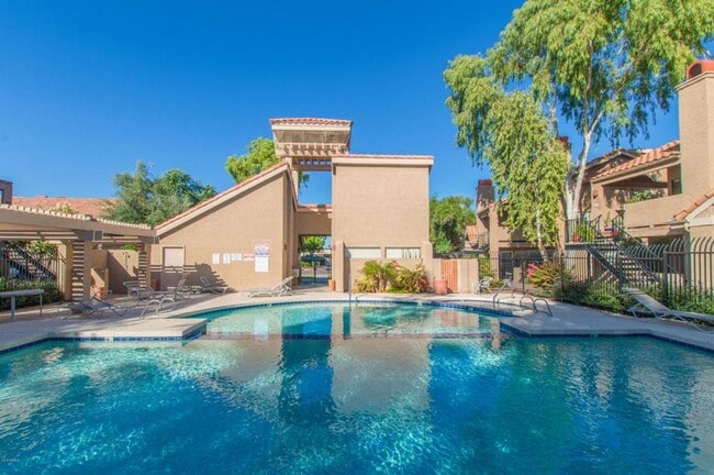 Building Photo - Beautiful updated condo!