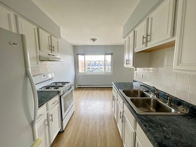 Foto del edificio - 8635 W Foster Ave
