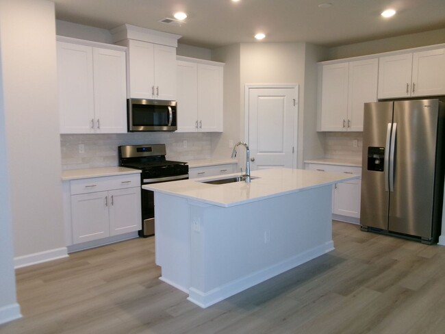 Building Photo - New 4 bedroom home located in Clear Pond