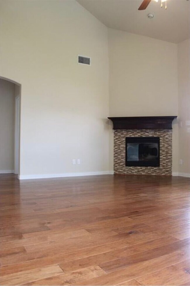 Foto del edificio - Custom fireplace. Wood in master and livin...