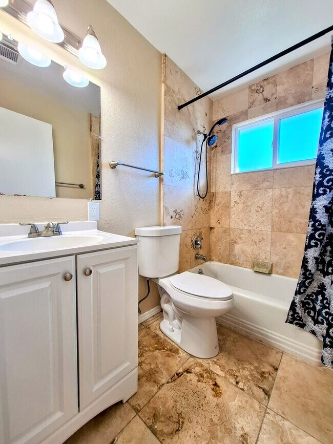 Foto del edificio - Spacious & Refurbished 3bd House With Larg...