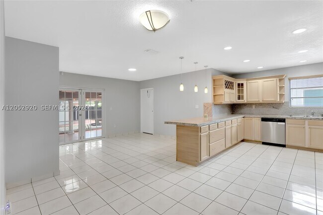 Foto del edificio - 2476 SW 17th St