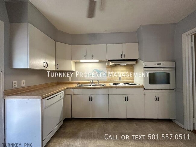 Building Photo - 4 Bed 2 Bath in Mid-Town