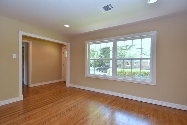 Building Photo - 9799 Pine Lake Dr