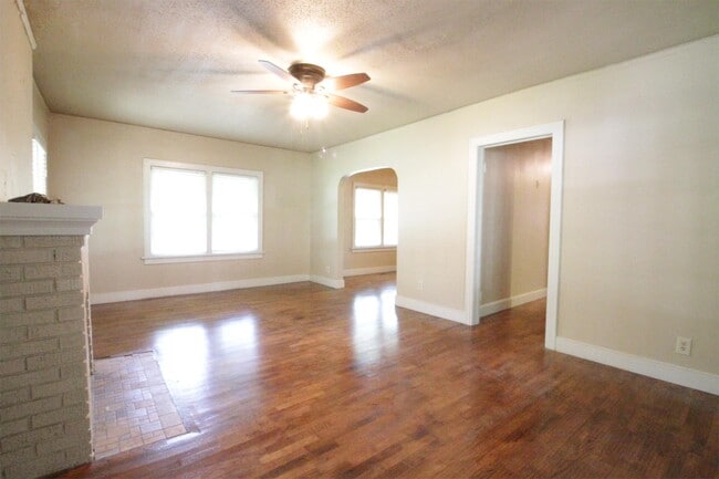 Building Photo - 2201 S N St