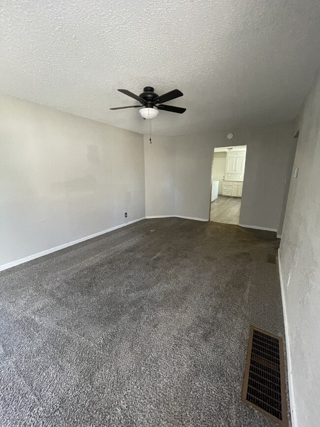 Building Photo - Charming 2-Bedroom Duplex in Wichita with ...