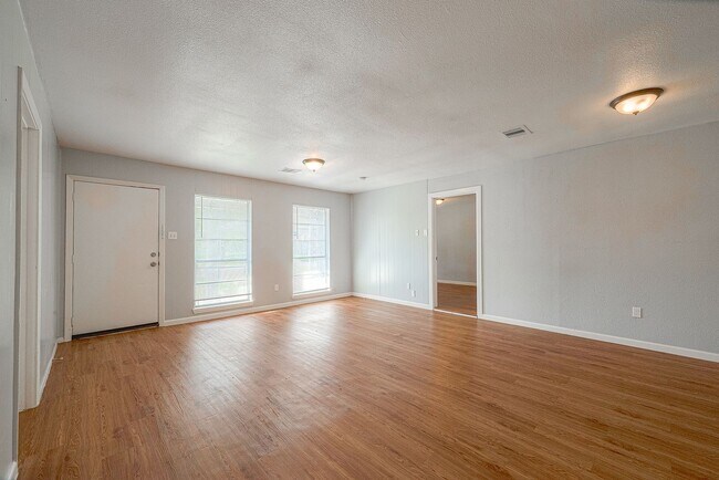 Foto del edificio - Affordable and Spacious 4-Bedroom, 2-Bath Convenient South Houston Home Near Medical Center & Cit...