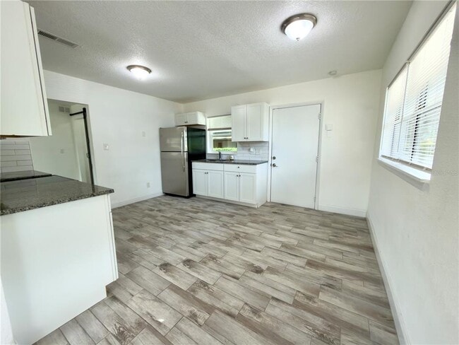 Building Photo - 1227 Bloxam Ave