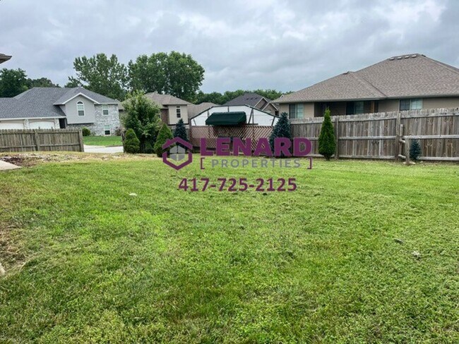 Building Photo - Beautiful 3 Bedroom House with Fenced in Y...
