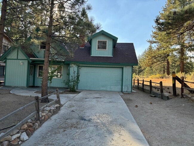 Building Photo - 1105 Mt Doble Dr