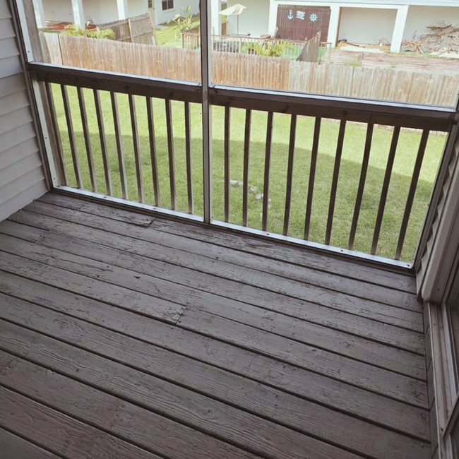 Screened-in Patio - 7030 Oelsner St