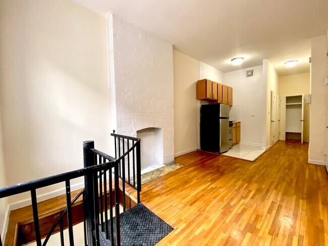 Building Photo - 409 E 78th St