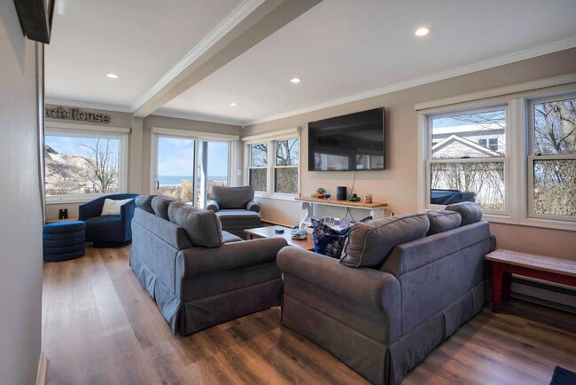 Building Photo - 2 Clifton Ave