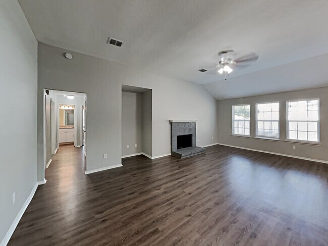 Building Photo - 928 Silver Streak Dr