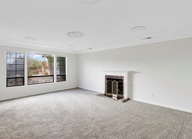 Foto del edificio - Spacious living, large yard, off street parking.  Available 11/5 Move In