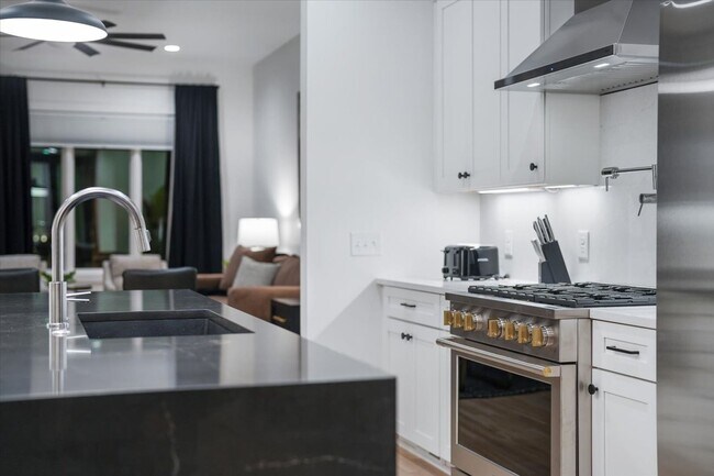 Building Photo - Fully Furnished Stunning Executive Townhom...