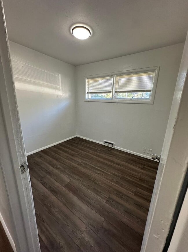 Foto del edificio - 4 bed 1 bath