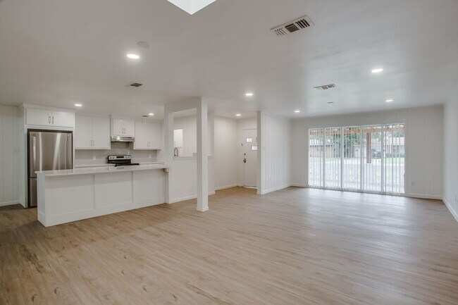 Foto del edificio - Pre-leasing for July!