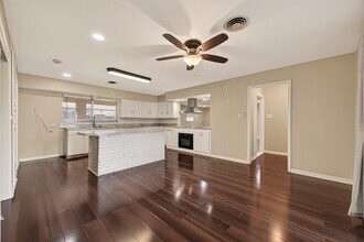 Building Photo - 10645 Oak Brook Dr