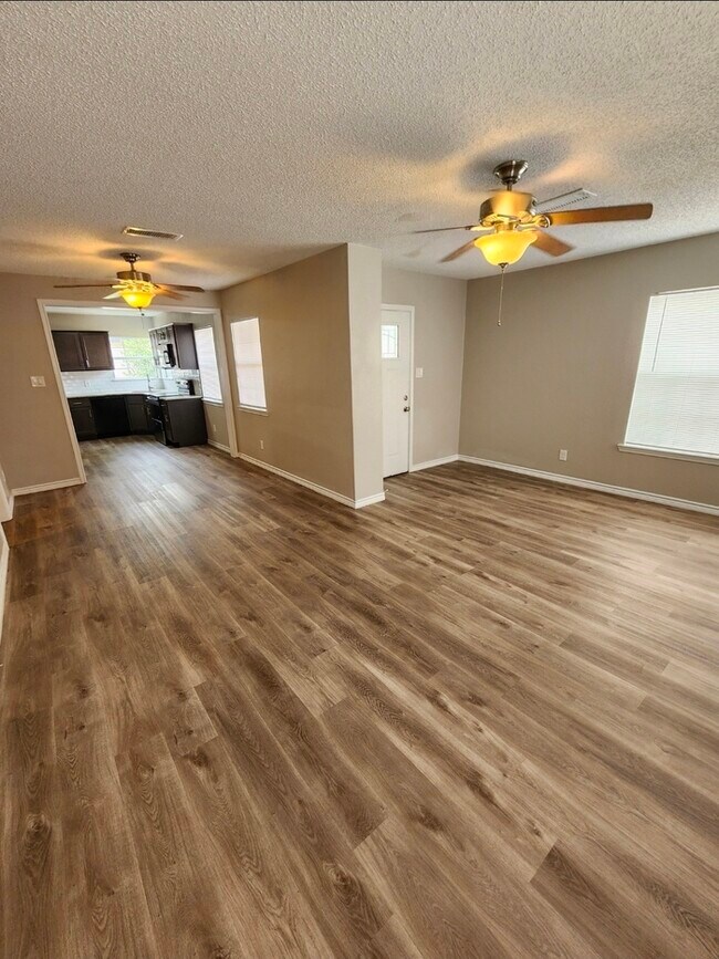 Building Photo - 3 bed 2 bath, move in ready!