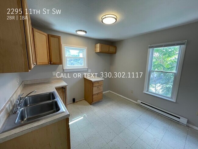 Foto del edificio - Two bedroom one bathroom second level apar...