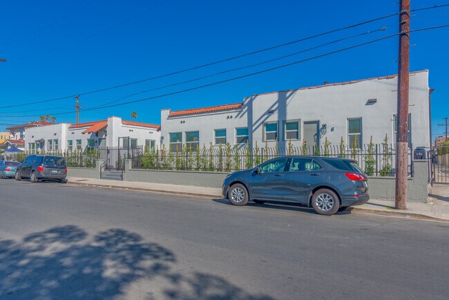 Building Photo - 328 N Kingsley Dr