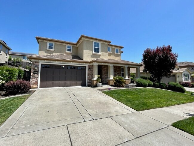 Building Photo - Beautiful 5 Bedroom Located in Blackstone!...