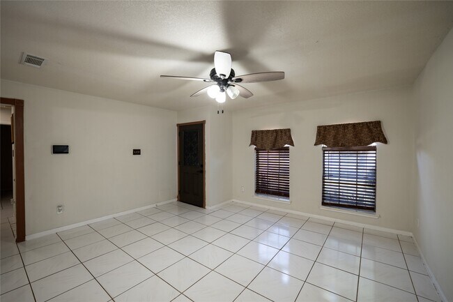 Foto del edificio - 3343 Bandell Dr