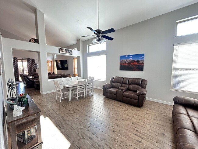 Foto del edificio - Beautiful fully furnished 4-bedroom, 2.5-bath home located near downtown Gilbert!