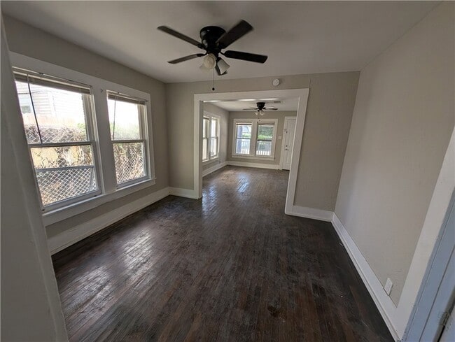 Building Photo - 613 6th St