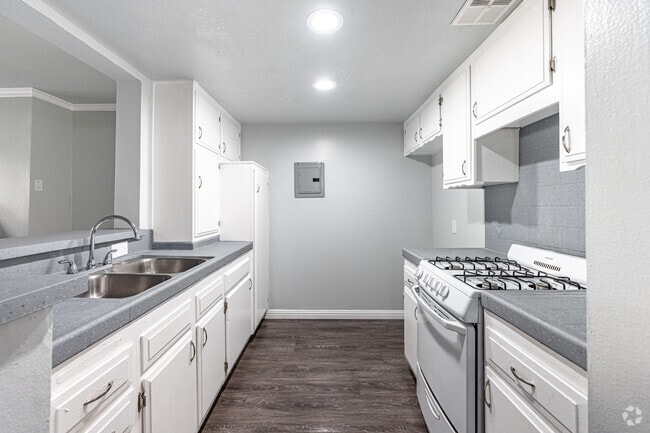 1BR, 1BA - 725SF - KITCHEN - The Mediterranean Apartments