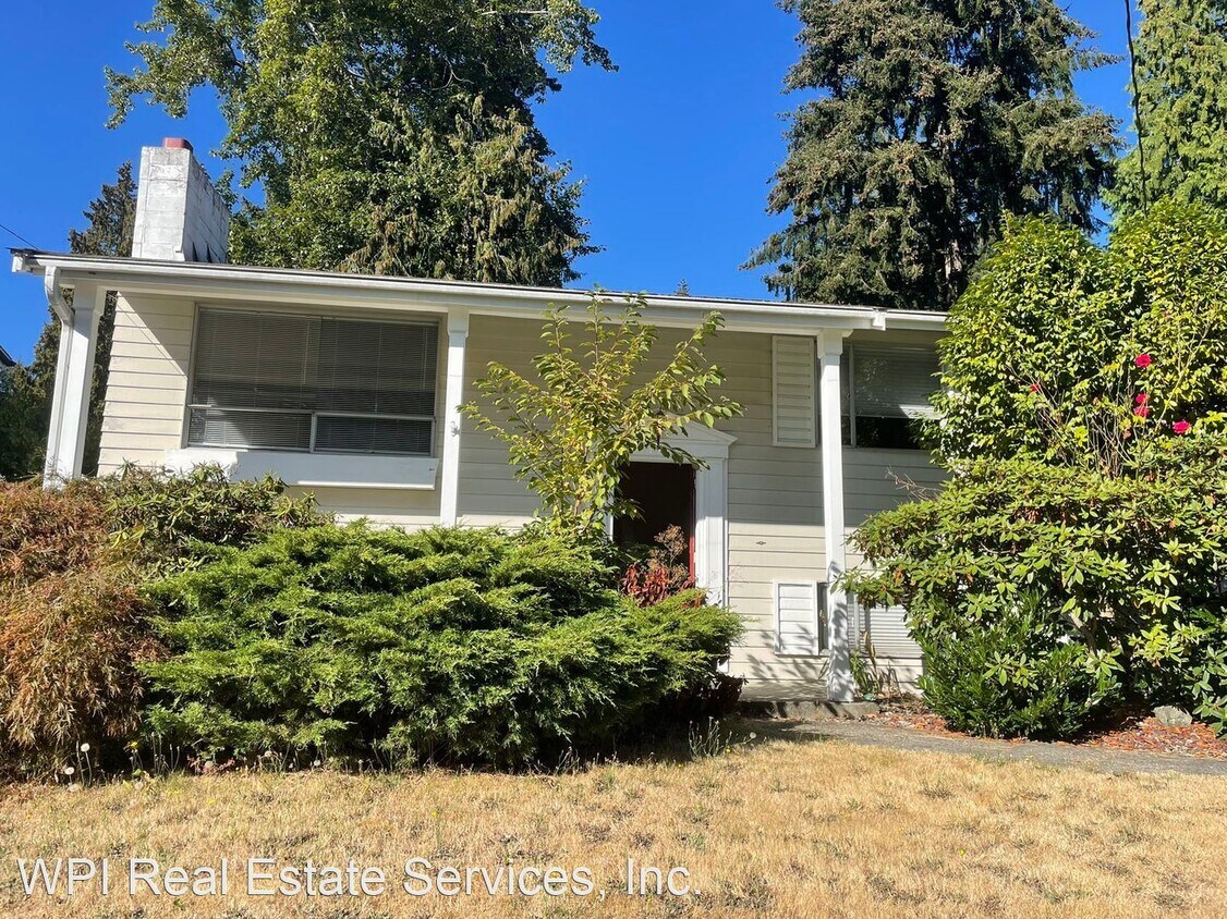Foto principal - 6 br, 2.5 bath House - 111 154th Pl NE