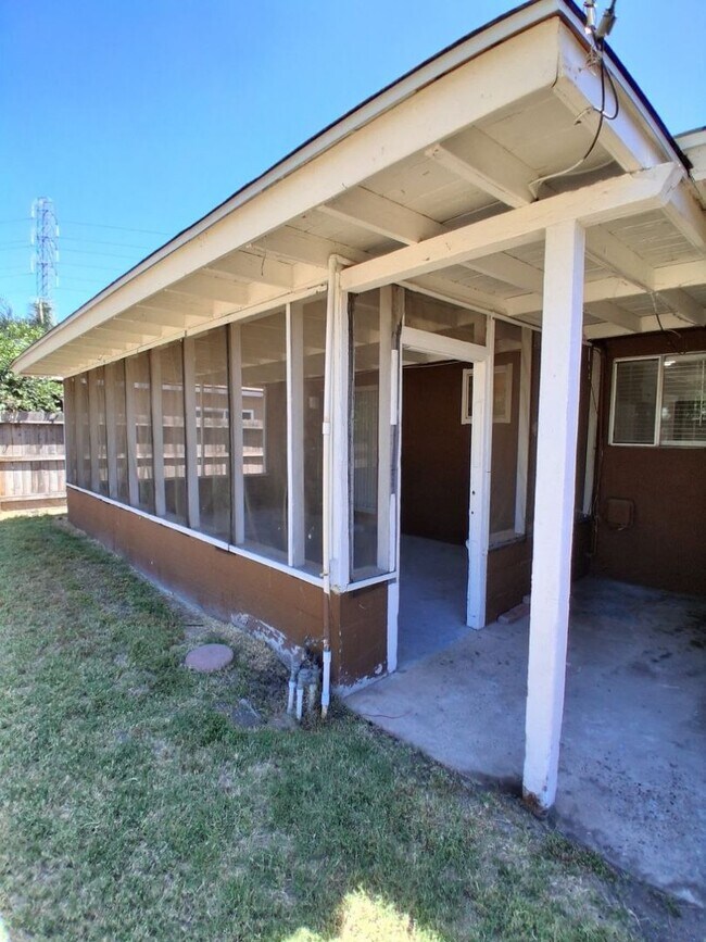 Foto del edificio - 1419 N Winery Ave
