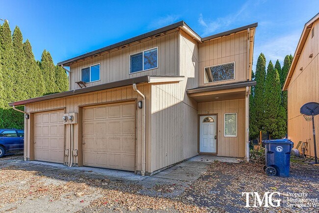 Foto del edificio - Tucked Away 2 Story, 3 Bed 1.5 Bath Duplex in Camas!