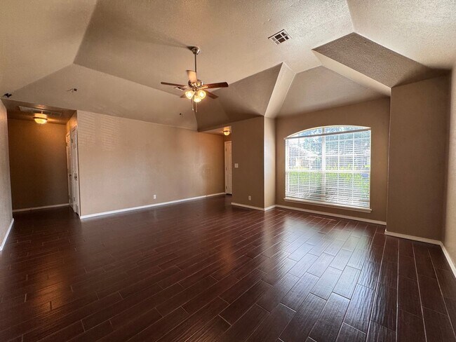 Foto del edificio - Large 3 bed 2 bath with 2 car garage.