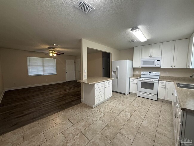 Building Photo - 321 Forest Hills Dr