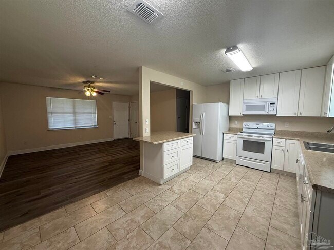 Foto del edificio - 321 Forest Hills Dr