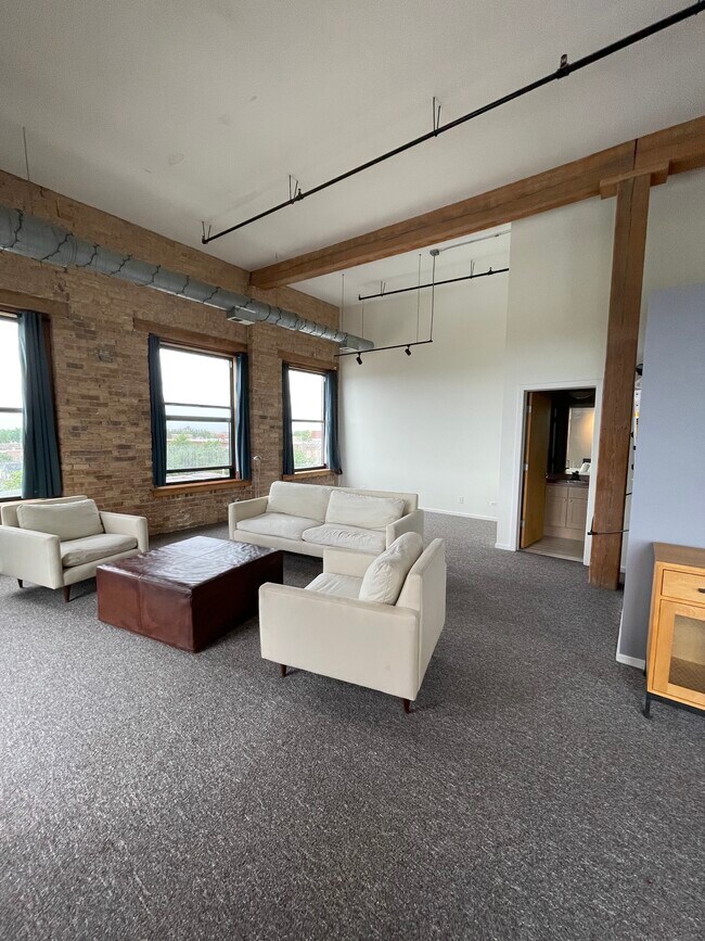 Building Photo - 2511 W Moffat St