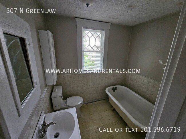Building Photo - 307 N Greenlaw| $995 | 3 Bed | 2 Bath