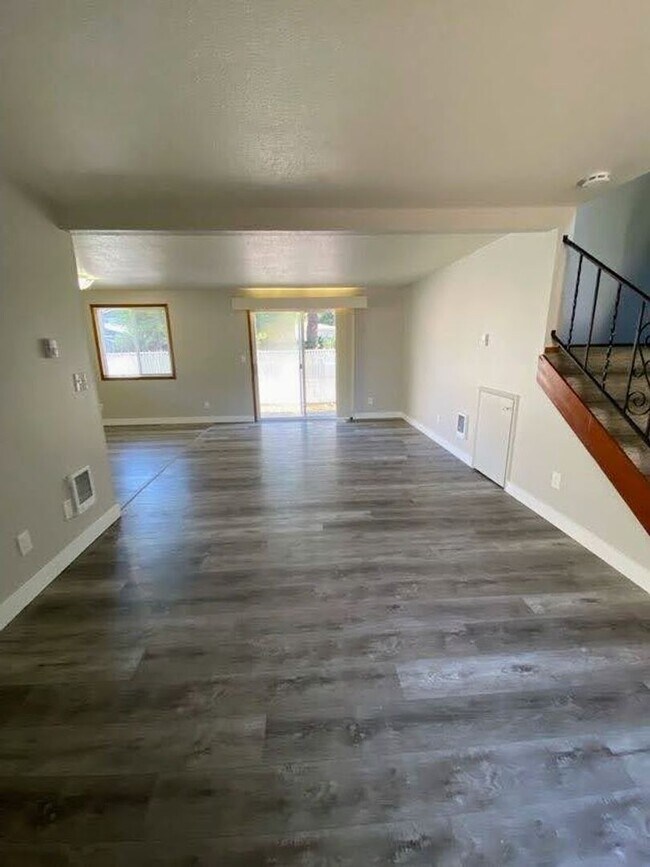 Foto del edificio - Large 2 bed, 1 bath Townhouse with Parking