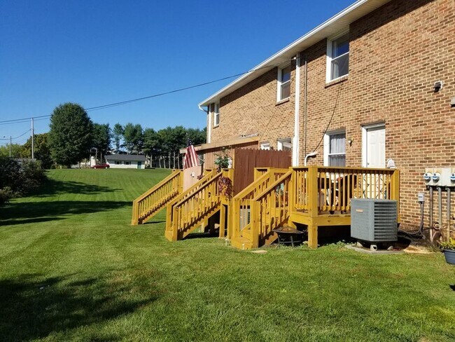Building Photo - 225 Baugh Ln NE