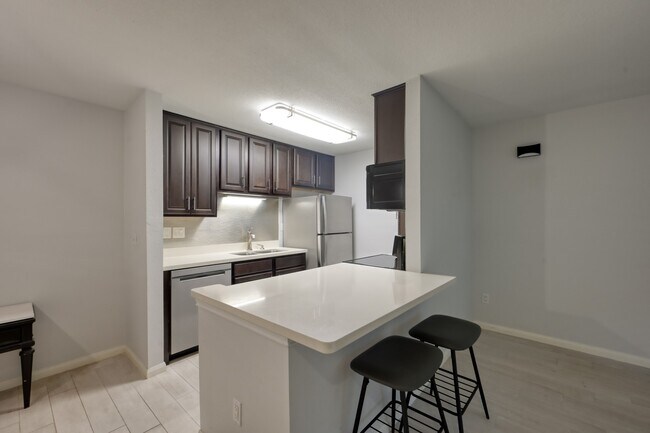 Foto del edificio - 1860 White Oak Dr