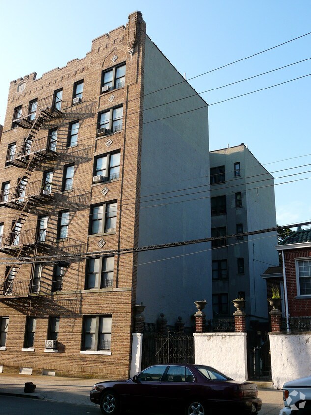 Building Photo - 788 Arnow Ave