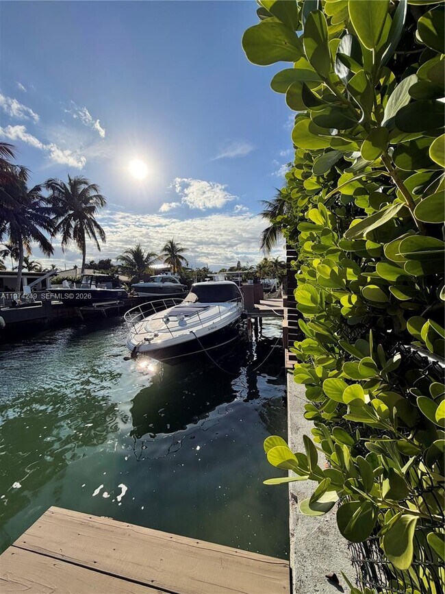 Foto del edificio - 1240 NE 83rd St