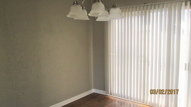 Building Photo - CENTRAL: 2 BR 1 BTH