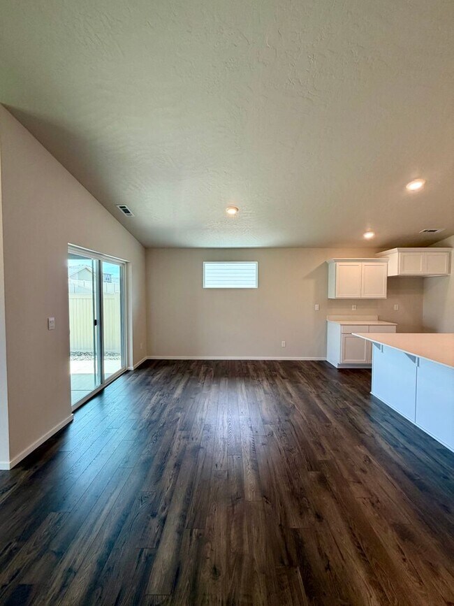 Foto del edificio - Beautiful & Brand New- 4 bed, 2 bath w/Quartz Countertops & Fenced Yard