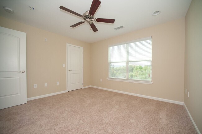 Building Photo - 3 Bedroom Townhouse at the Woodlands - END...
