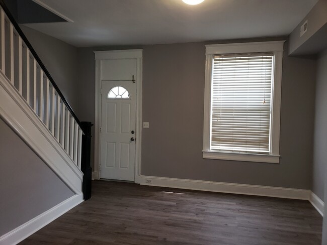 Building Photo - 3027 Kenyon Ave
