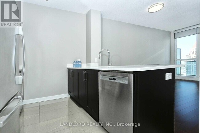 Photo du bâtiment - 4070-4070 Confederation Pkwy